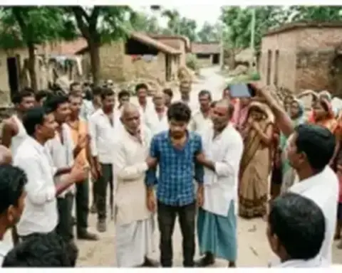 सीतामढ़ी: फेसबुक वाली प्रेमिका से मिलने पहुंचा युवक, ग्रामीणों ने रंगे हाथ पकड़ा; वीडियो सोशल मीडिया पर वायरल