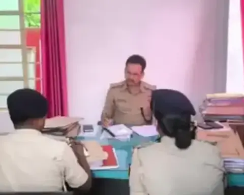 Darbhanga News: बहादुरपुर थाने में सिटी SP अशोक कुमार चौधरी की समीक्षा बैठक, लंबित मामलों के शीघ्र निष्पादन का निर्देश
