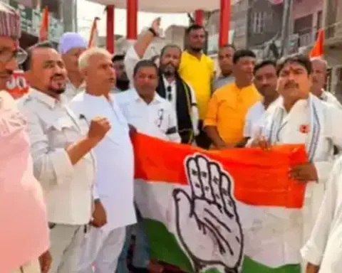 Darbhanga News: दरभंगा में राम मंदिर चंदा विवाद पर कांग्रेस का धरना, काली पट्टी बांधकर निष्पक्ष जांच की मांग