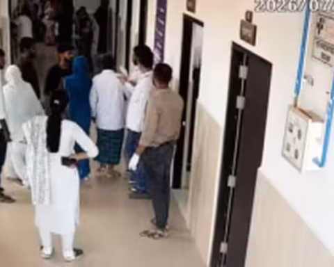 Darbhanga News: DMCH में महिला मरीज से अश्लील हरकत का आरोप, ड्रेसिंग के दौरान मचा हंगामा; आउटसोर्सिंग कर्मी बर्खास्त