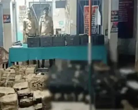 Darbhanga News: मनीगाछी में सड़े आम की आड़ में 774 लीटर विदेशी शराब जब्त, डेढ़ घंटे पीछा कर पिकअप चालक गिरफ्तार