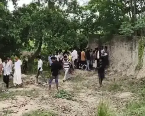 Sitamarhi News: सीतामढ़ी के कपरौल में पेटी के अंदर मिला युवक का जला शव, पहचान छिपाने के लिए हत्या की आशंका