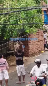 बेगूसराय में बीच सड़क बदमाश गछिया पासवान की दबंगई, पिस्टल से हवा में दागे 5 राउंड; वीडियो के बाद गिरफ्तार