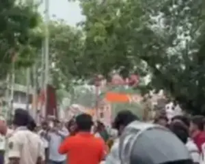बेगूसराय में सीएम सम्राट चौधरी के आगमन को लेकर रास्ता था बंद, तभी पहुंची एंबुलेंस—लोगों ने तुरंत रास्ता देकर पेश की इंसानियत की मिसाल। 🚑