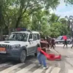 भीड़ के बीच समझदार युवक ने बचाई गाड़ी