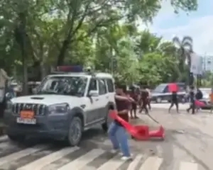 भीड़ के बीच समझदार युवक ने बचाई गाड़ी