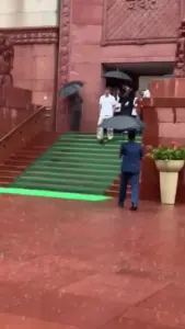 बारिश में Rahul Gandhi का Video Viral 🌧️ | Good PR या उल्टा पड़ गया दांव? | Priyanka Gandhi